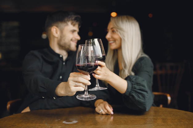 レストランでワインを飲むロマンチックなカップル