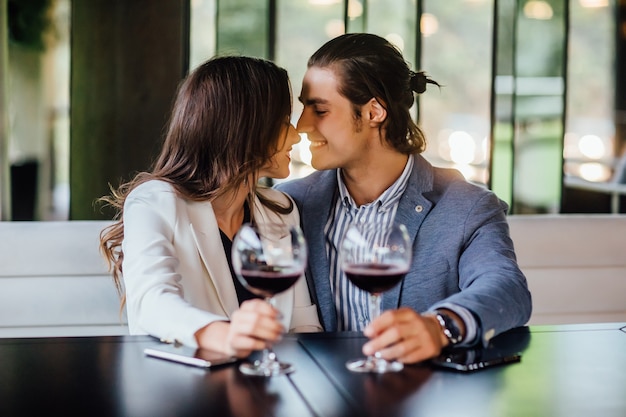 카페 관계와 낭만적인 시간에서 저녁 식사를 즐기는 로맨틱 커플