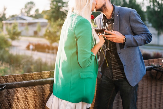 Free photo romantic couple enjoying the drinks at outdoors