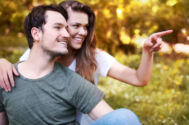 Foto gratuita coppie romantiche che godono nel parco