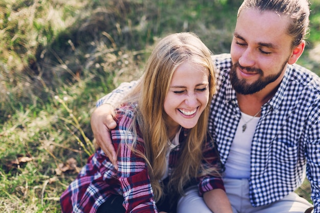 La coppia romantica ha bei momenti di felicità e gioia nel parco estivo.