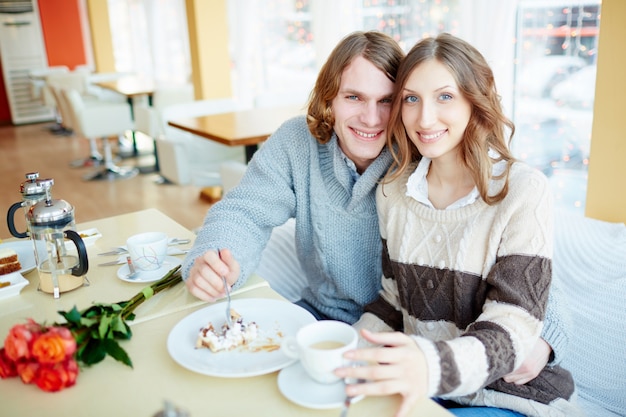無料写真 ロマンチックなカップルの持つ朝食