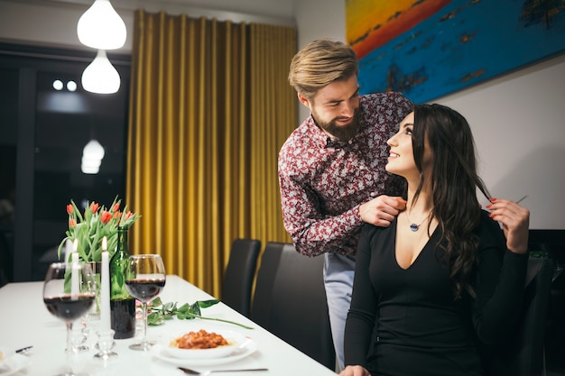 Foto gratuita coppie romantiche che hanno data in ristorante