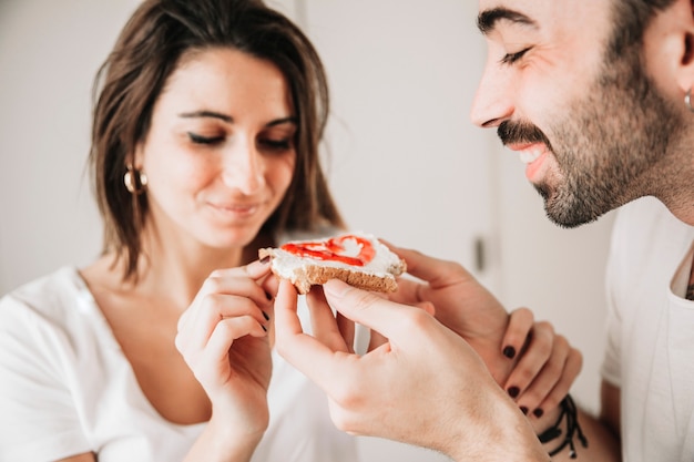 Foto gratuita coppie romantiche che hanno pane tostato nella mattina