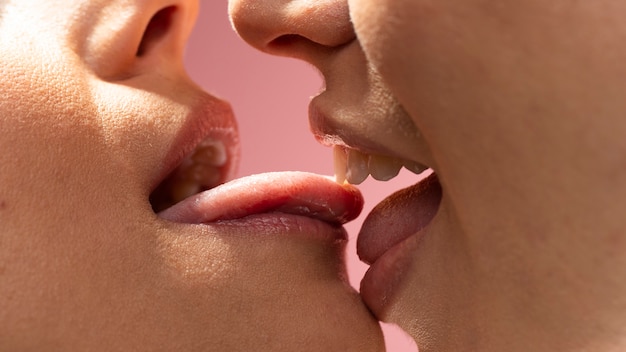 Mujeres besandose con lengua