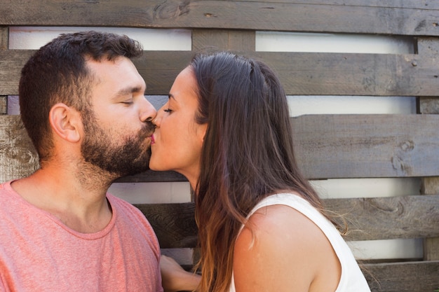 ロマンチックなカップルがお互いにキス