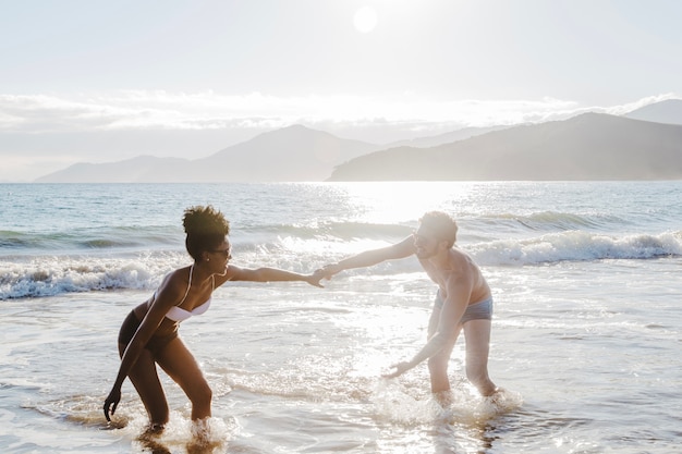 Coppia, romantico, lasciare, acqua, spiaggia