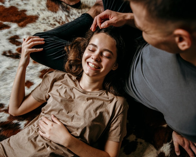 Foto gratuita coppia romantica innamorata