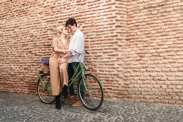 로맨틱 커플 자전거와 함께 밖에 서 포즈