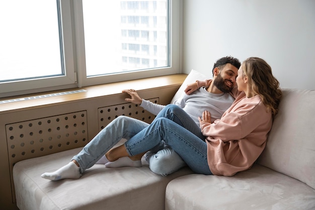 Free photo romantic couple relaxing at home