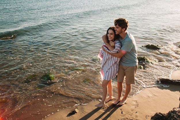 Foto gratuita scena di coppia romantica alla costa