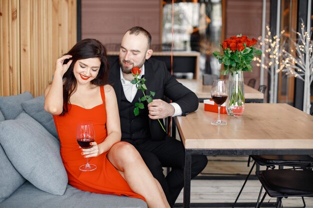 장식된 부활절 바구니 근처 거실에 앉아 있는 로맨틱 커플