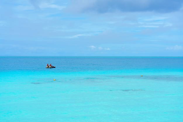 Романтическая пара рулевой лодкой на море в прекрасный день на мальдивских островах