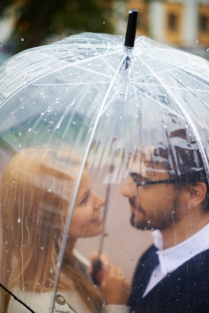傘の下でロマンチックなカップル