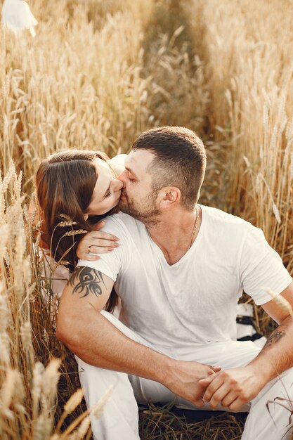 晴れた日に麦畑でロマンチックなカップル