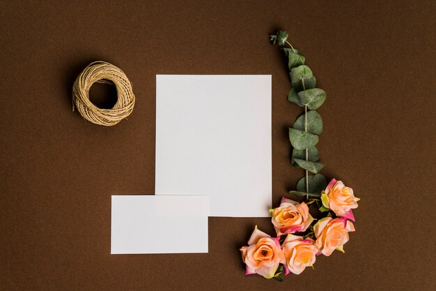 Романтический цветочный декор с листами бумаги