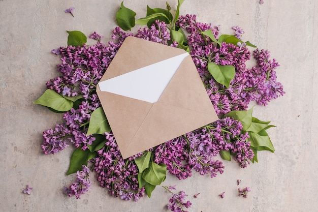 Романтическая цветочная композиция макет рамки с сиреневыми цветами на фиолетовом фоне