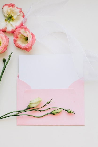 Free photo romantic flowers and envelope