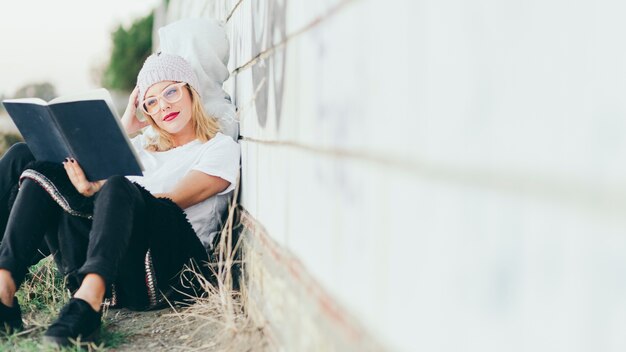 Free photo romantic girl with man reading book