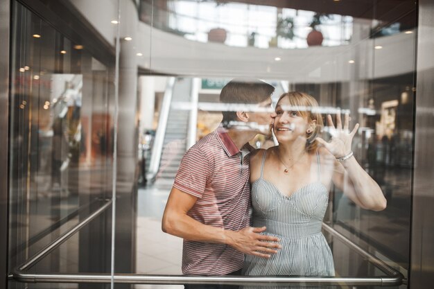 엘리베이터에서 그의 여자 친구를 키스 로맨틱 남자