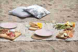 Foto gratuita picnic romantico per due in riva al mare. concetto di vacanza e romanticismo.