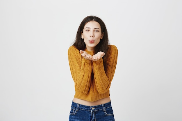 エアキスを送信するロマンチックなかわいい女の子