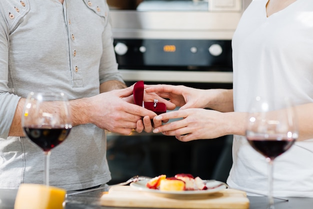 Free photo romantic proposal in the kitchen