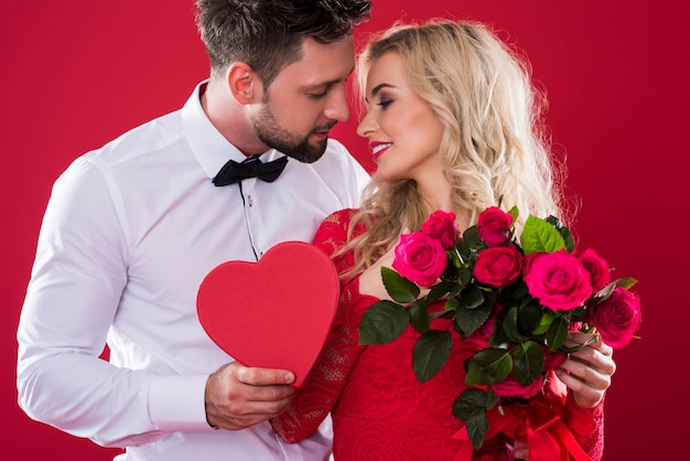 Free photo romantic scene on the red background