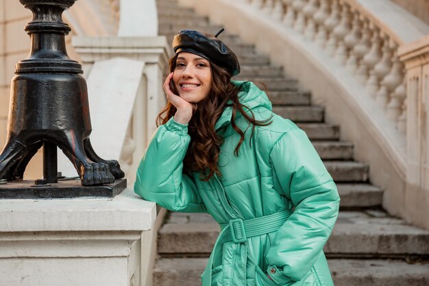 오래 된 아름 다운 거리 계단에서 겨울 가을 패션 트렌드 블루 호흡기 코트와 모자 베레모에서 포즈 로맨틱 웃는 세련된 여자