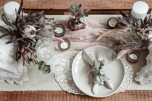 결혼식이나 발렌타인 데이에 촛불과 말린 꽃으로 로맨틱 테이블 설정 프리미엄 사진