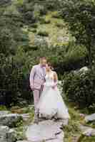 Бесплатное фото Романтическая свадьба пара в любви стоя на берегу моря глаз в польше. татры.