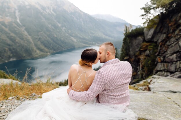 폴란드에서 바다 눈 호수의 사랑 서에서 로맨틱 웨딩 커플. 타 트라 산맥.