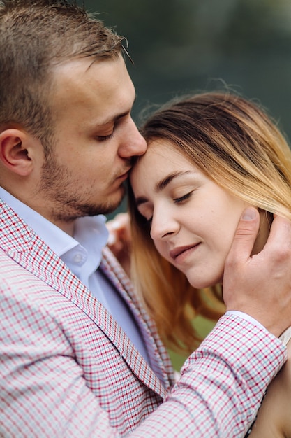 Coppie romantiche di nozze nella condizione di amore del lago sea eye in polonia. monti tatra.