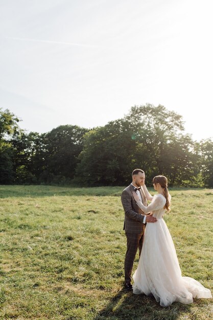 恋にロマンチックな結婚式のカップル