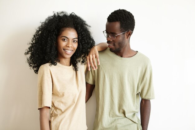 Романтическая молодая африканская пара приятно проводит время дома