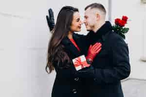 Free photo romantic young couple on winter date