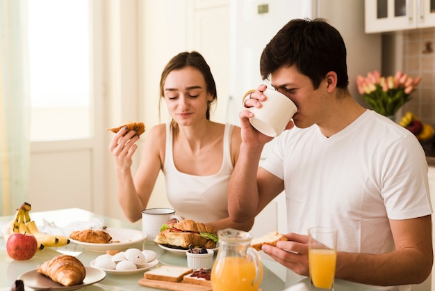 낭만적 인 젊은 남자와여자가 아침 식사를 제공