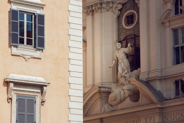 Римская статуя на улице