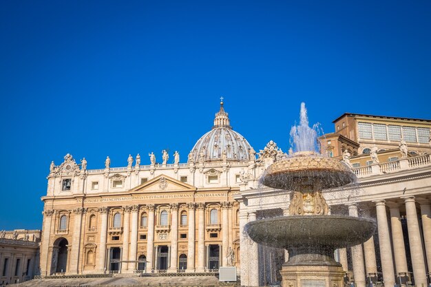 로마, 바티칸 주 - 2018년 8월 20일: 유명한 큐폴라, 이른 아침 일광 및 여전히 소수의 관광객이 있는 바티칸의 성 베드로 대성당. 프리미엄 사진