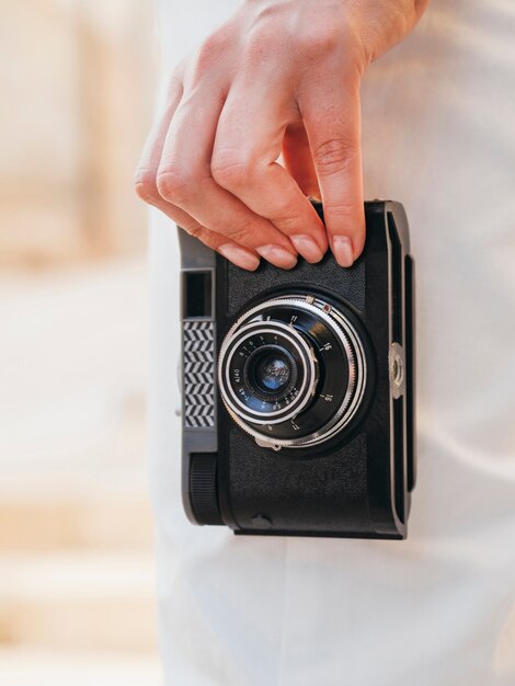 Non guardare la mano con il dispositivo della fotocamera