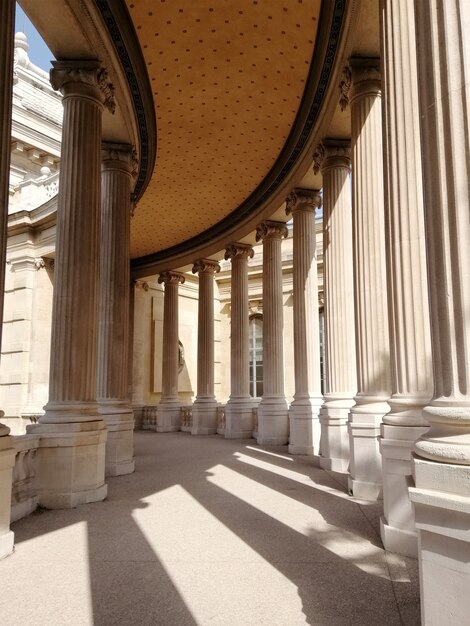 フランスの日光の下でマルセイユ自然史博物館の屋根と柱