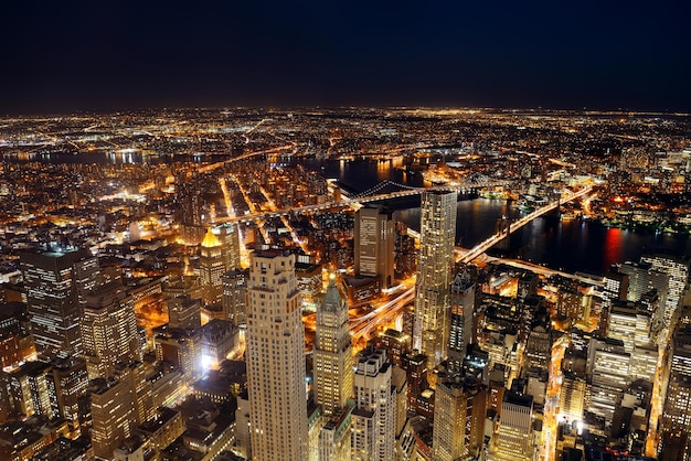 Ночной вид на крышу центра Нью-Йорка с городскими небоскребами