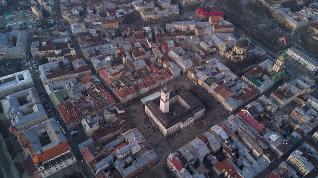 하루 동안 우크라이나에서 Lviv에있는 오래 된 도시의 지붕. 유럽 도시의 마법 같은 분위기. 랜드 마크, 시청 및 메인 광장. 조감도.