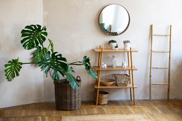 モンステラ植物と木製の棚のある部屋の装飾