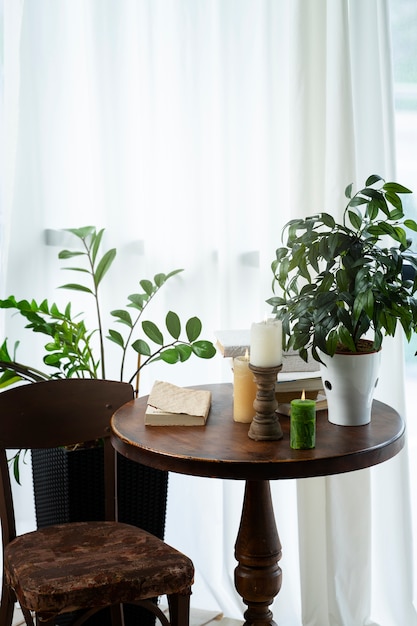 鉢植えの植物と木製のテーブルの上のキャンドルと部屋の装飾
