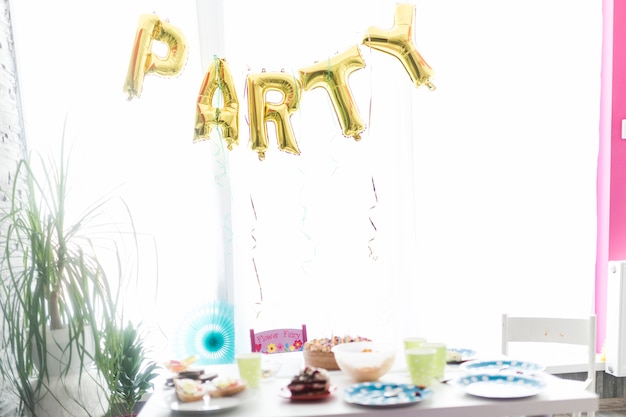 Foto gratuita camera decorata per la festa di compleanno