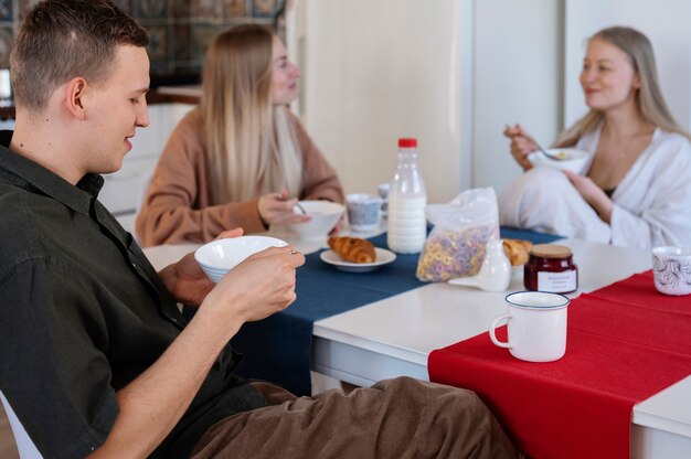 ミディアムショットを一緒に食べるルームメイト