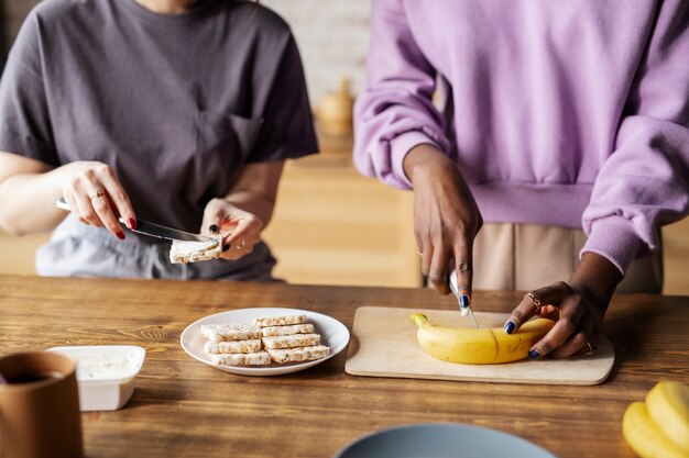 무료 사진 함께 시간을 보내는 룸메이트