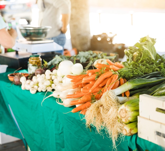 食料品店の市場での販売のためのテーブルの上の根野菜