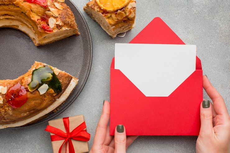 Free Photo roscon de reyes epiphany dessert and envelope